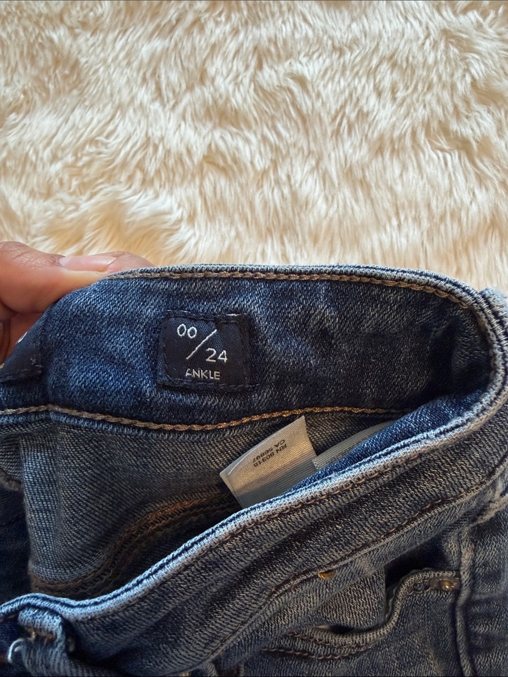 Lucky Brand dark blue denim jeans with leather logo patch - Picture 4 of 4